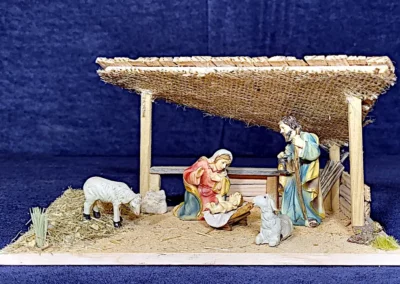 Kleine Weihnachtskrippe Nummer 1 dekoriert mit Figuren