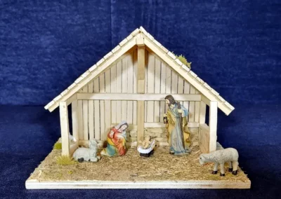 Kleine Weihnachtskrippe Nummer 3 dekoriert mit Figuren
